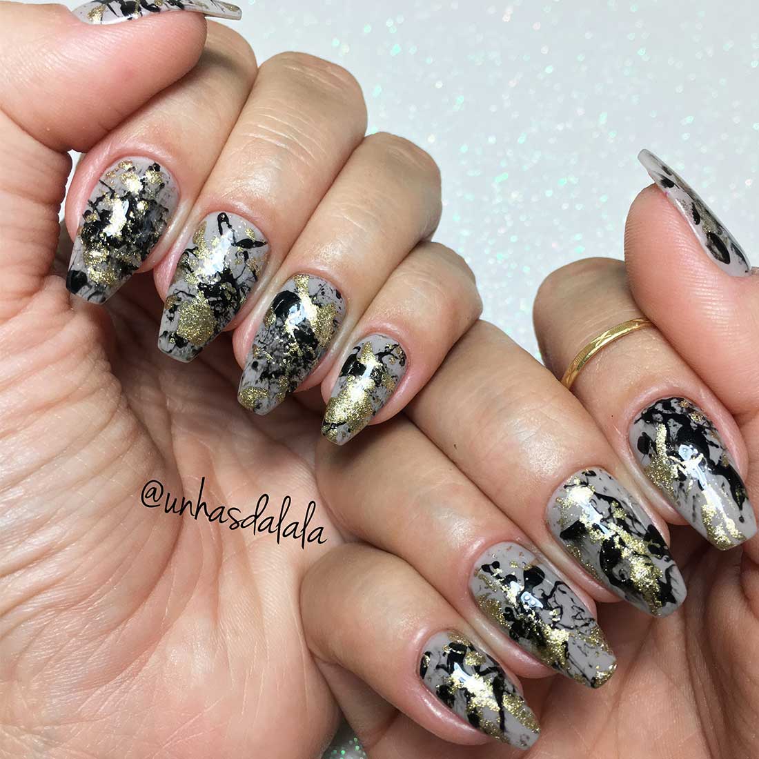 Unhas Decoradas Respingadas Preto e Dourado (Splatter)