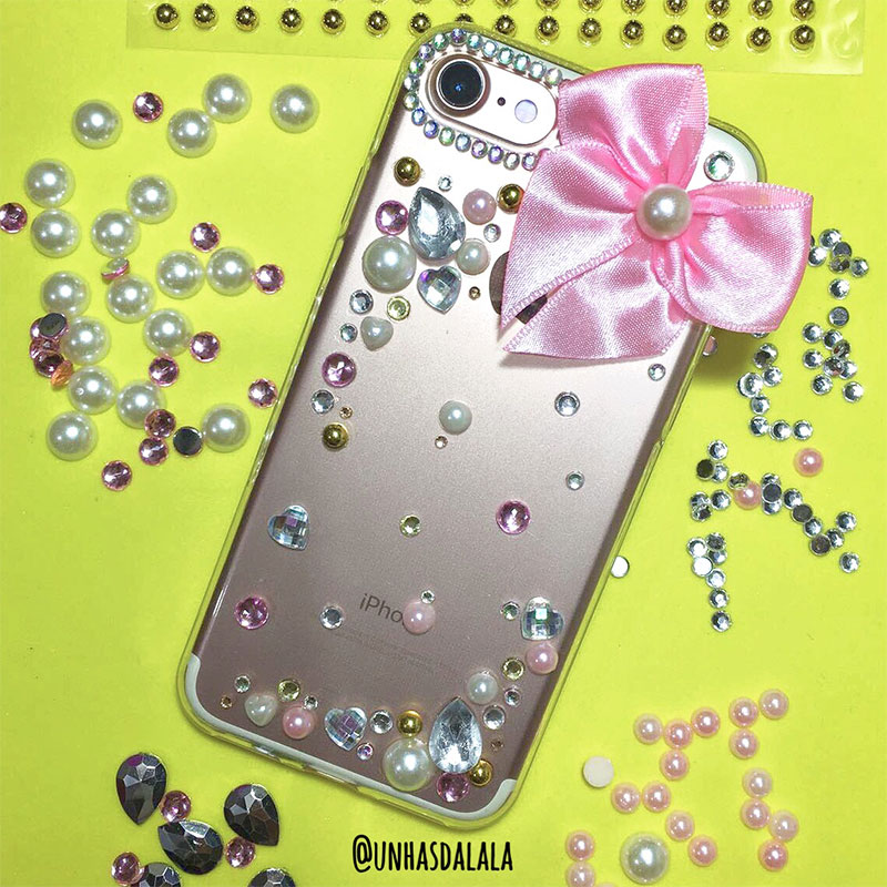 customizando capinha para celular com laço e pedrinhas