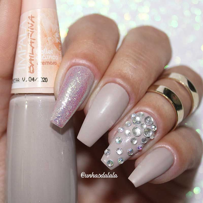 Unhas Decoradas Estilo Gringo, unhas estilo gringo, unhas gringas, unhas com glitter perolado, glitter perolado, unhas com pedrarias, unhas nude, esmalte nude