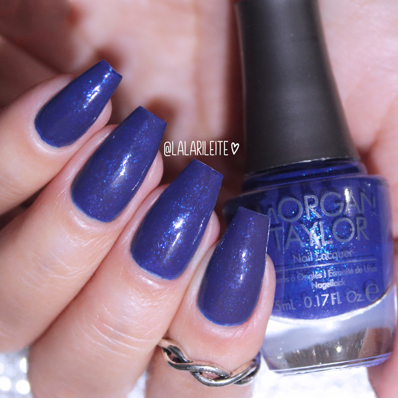 Esmalte Morgan Taylor Thrill Me, esmalte morgan taylor, morgan taylor thrill me, esmalte azul, blue nails, morgan taylor, morgan taylor nail polish, blue nails, blue nail polish, unhas azuis, esmalte azul escuro, azul, azul escuro, larissa leite, lala, unhas da lala, blog unhas da lala, blog de moda, unhas, nails, esmalte