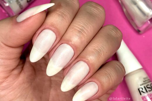 esmaltação com renda, renda sem manchas, esmalte renda sem mancha, esmalte branco sem manchas, esmalte renda, esmalte renda risqué, esmalte branco, renda risqué, como passar o renda, francesinhas, unhas com francesinha, esmaltes claros, unhas perfeitas, esmaltação perfeita, esmaltação sem manchar, como usar esmalte renda, novo renda risqué, dicas de unhas, unhas almond, unhas amendoadas, formato almond, formato amendoado faby cardoso, cindy unhas, white nails, palitação perfeita, esmaltação e palitação perfeita, renda sem manchas para iniciantes, renda vidrilhos, esmalte renda vidrilhos, larissa leite, Larissa Leite unhas, unhas da lalá