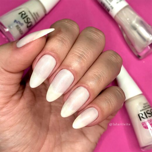 esmaltação com renda, renda sem manchas, esmalte renda sem mancha, esmalte branco sem manchas, esmalte renda, esmalte renda risqué, esmalte branco, renda risqué, como passar o renda, francesinhas, unhas com francesinha, esmaltes claros, unhas perfeitas, esmaltação perfeita, esmaltação sem manchar, como usar esmalte renda, novo renda risqué, dicas de unhas, unhas almond, unhas amendoadas, formato almond, formato amendoado faby cardoso, cindy unhas, white nails, palitação perfeita, esmaltação e palitação perfeita, renda sem manchas para iniciantes, renda vidrilhos, esmalte renda vidrilhos, larissa leite, Larissa Leite unhas, unhas da lalá