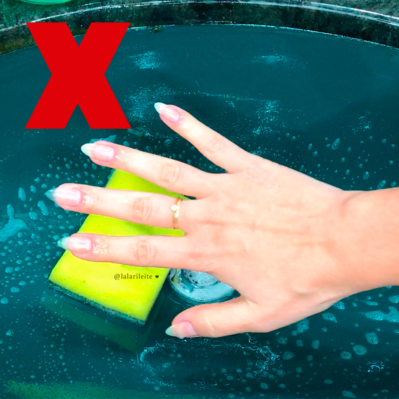 como cuidar das unhas, cuidando das unhas, dicas de como cuidar das unhas em casa, como cuidar das unhas em casa, cuidando das unhas em casa quarentena, quarentena, materiais para fazer as unhas, não use acetona, removedor de esmalte, dicas bases fortalecedoras, dicas de extra brilho, produtos para hidratar unhas mãos e cutículas, como hidratar unhas, como hidratar mãos, como hidratar cutículas, esmalte vencido, não use esmalte vencido, larissa leite unhas, higienizar unhas, como cuidar das unhas coronavirus, dicas de unhas, larissa leite, unhas da lala