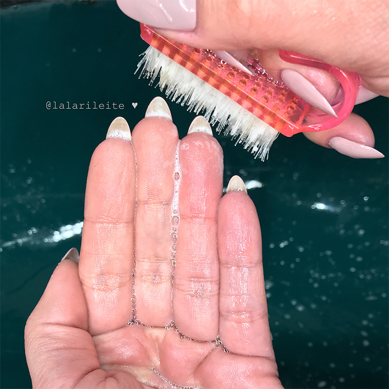 como cuidar das unhas, cuidando das unhas, dicas de como cuidar das unhas em casa, como cuidar das unhas em casa, cuidando das unhas em casa quarentena, quarentena, materiais para fazer as unhas, não use acetona, removedor de esmalte, dicas bases fortalecedoras, dicas de extra brilho, produtos para hidratar unhas mãos e cutículas, como hidratar unhas, como hidratar mãos, como hidratar cutículas, esmalte vencido, não use esmalte vencido, larissa leite unhas, higienizar unhas, como cuidar das unhas coronavirus, dicas de unhas, larissa leite, unhas da lala