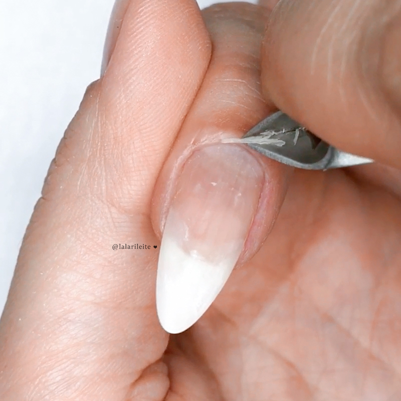 como cuidar das unhas, cuidando das unhas, dicas de como cuidar das unhas em casa, como cuidar das unhas em casa, cuidando das unhas em casa quarentena, quarentena, materiais para fazer as unhas, não use acetona, removedor de esmalte, dicas bases fortalecedoras, dicas de extra brilho, produtos para hidratar unhas mãos e cutículas, como hidratar unhas, como hidratar mãos, como hidratar cutículas, esmalte vencido, não use esmalte vencido, larissa leite unhas, higienizar unhas, como cuidar das unhas coronavirus, dicas de unhas, larissa leite, unhas da lala