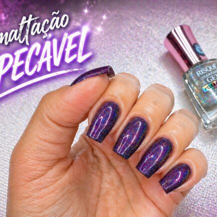 Esmaltação em roxo intenso com Metrópole Noturna e top coat pixelizado