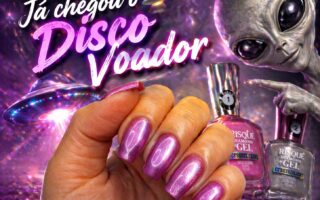 Esmaltação rosa metálico com top coat holográfico: a combinação de Disco Voador e Cyber Colors