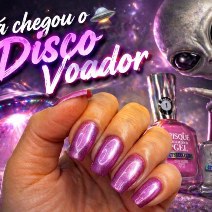 Esmaltação rosa metálico com top coat holográfico: a combinação de Disco Voador e Cyber Colors