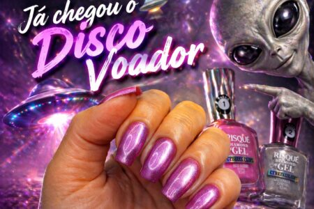 Esmaltação rosa metálico com top coat holográfico: a combinação de Disco Voador e Cyber Colors