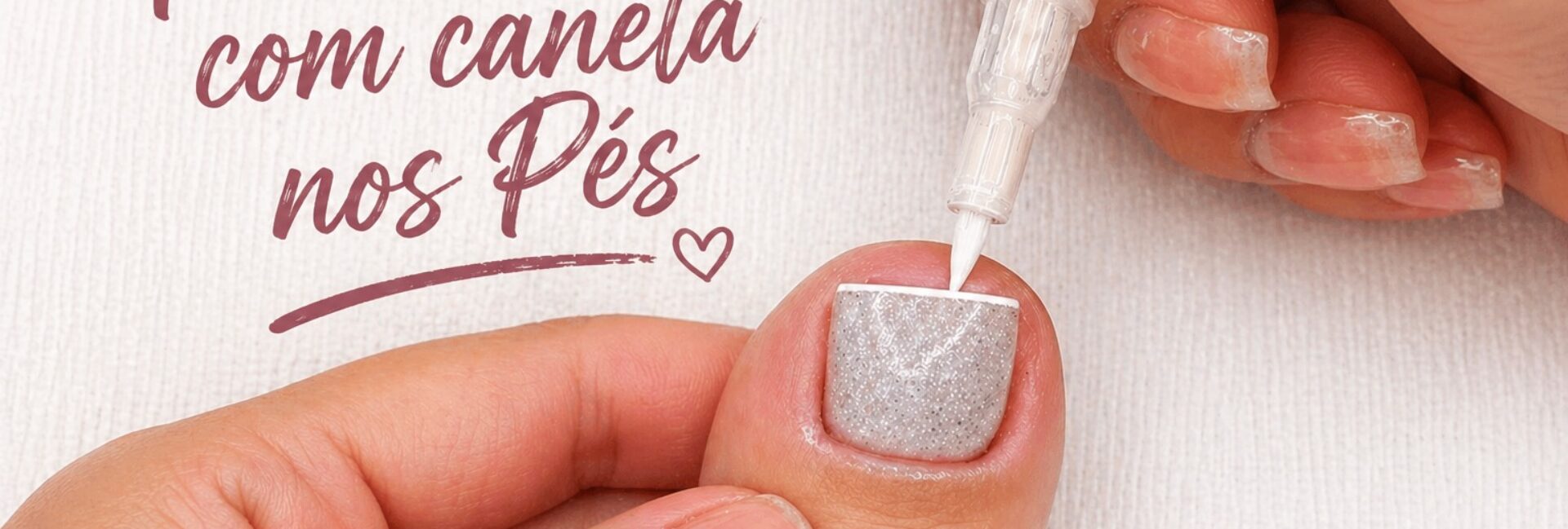 Francesinha com canetinha nas unhas do pé: esmaltação delicada com acabamento perolado e glitter