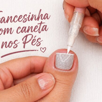 Francesinha com canetinha nas unhas do pé: esmaltação delicada com acabamento perolado e glitter
