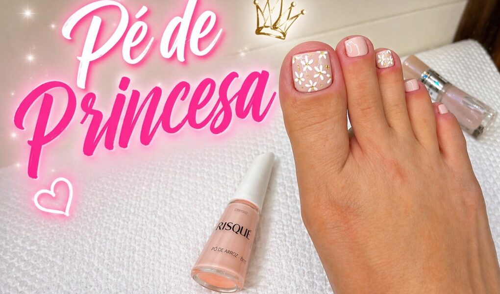 Unhas dos pés em tom nude rosado com florzinhas brancas