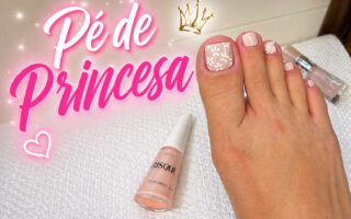 Unhas dos pés em tom nude rosado com florzinhas brancas
