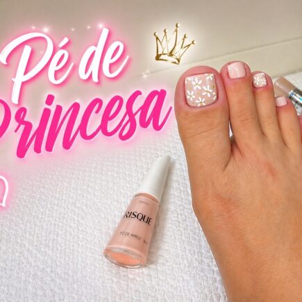 Unhas dos pés em tom nude rosado com florzinhas brancas