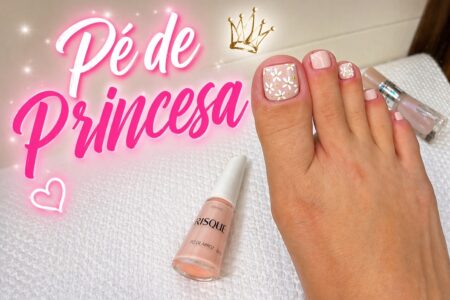 Unhas dos pés em tom nude rosado com florzinhas brancas