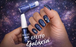 Unhas efeito galáxia com azul metálico, glitter e estrelas holográficas