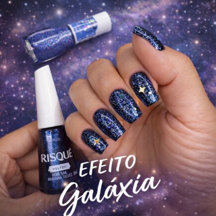 Unhas efeito galáxia com azul metálico, glitter e estrelas holográficas
