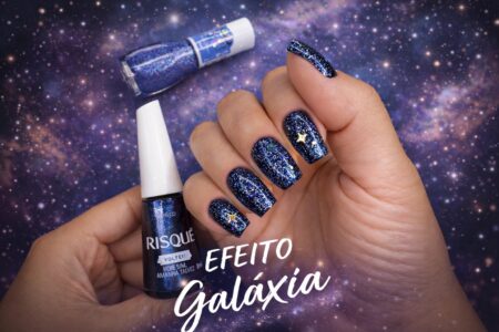 Unhas efeito galáxia com azul metálico, glitter e estrelas holográficas