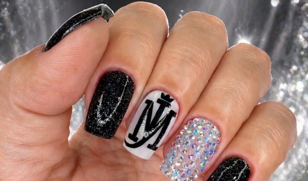 Unhas Michael Jackson: esmaltação com glitter, preto e detalhe de luva