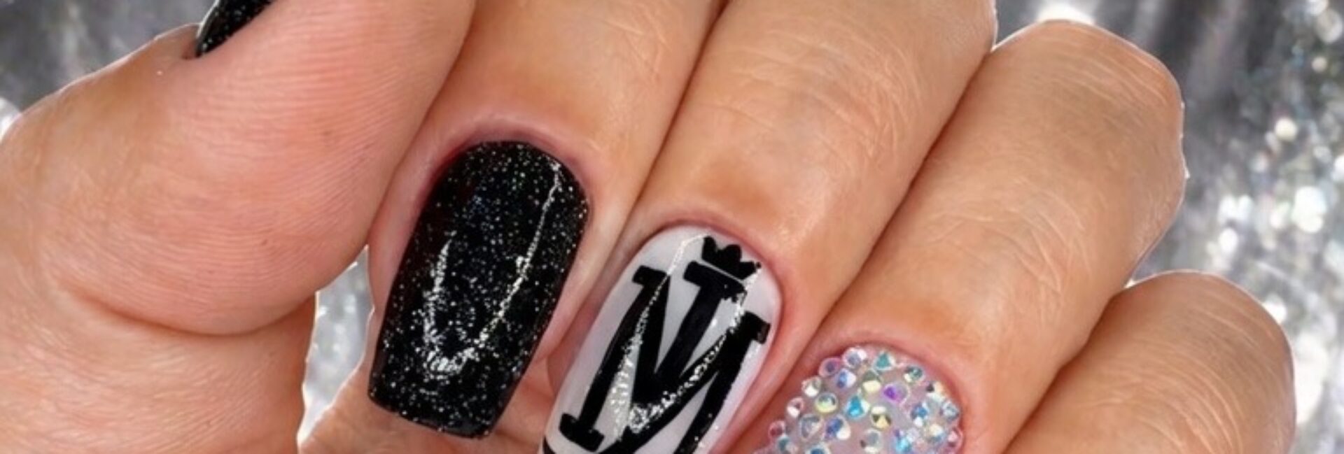 Unhas Michael Jackson: esmaltação com glitter, preto e detalhe de luva