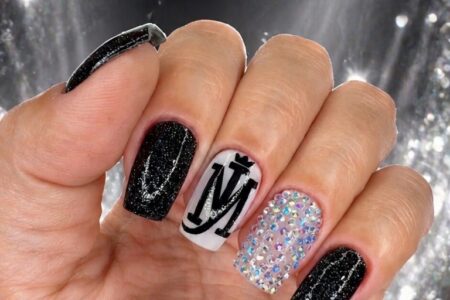 Unhas Michael Jackson: esmaltação com glitter, preto e detalhe de luva