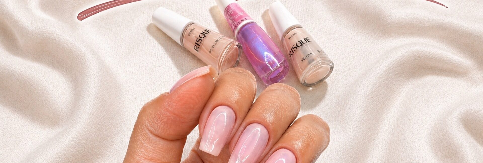 Unhas rosadas com efeito perolado: a combinação de Risqué, Impala e Colorama