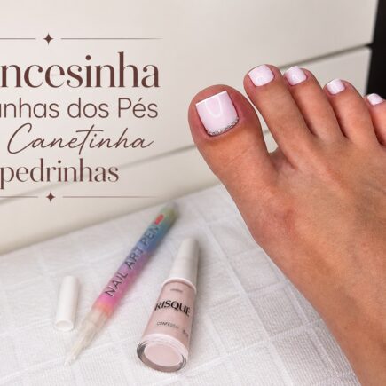 Francesinha na unha do pé com canetinha e esmaltação delicada
