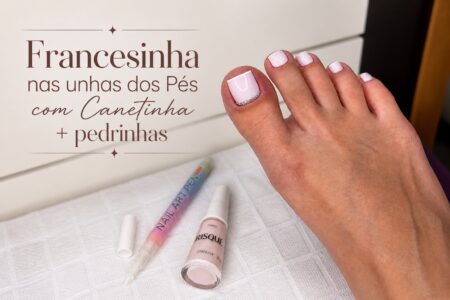 Francesinha na unha do pé com canetinha e esmaltação delicada