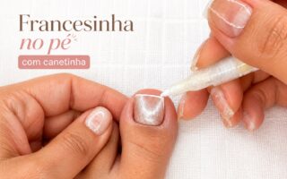 Francesinha nas unhas dos pés com canetinha e esmaltação cromada
