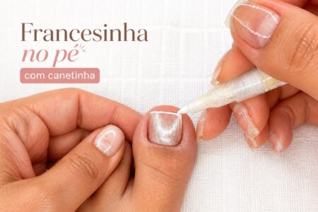 Francesinha nas unhas dos pés com canetinha e esmaltação cromada