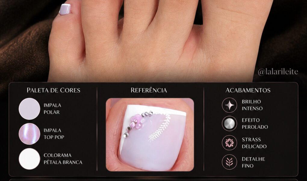 =Pedicure elegante em tons suaves de lavanda acinzentada com francesinha branca delicada e aplicação de pedrarias discretas, ideal para os meses mais frios e para quem busca um visual sofisticado e feminino.