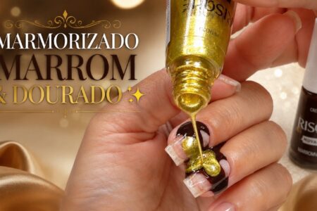 Marmorizado marrom e dourado na água: unha elegante e diferente