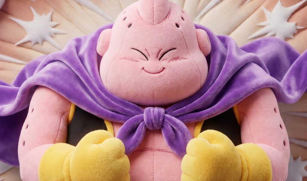 Majin Boo em estilo pelúcia sorrindo, usando capa roxa, luvas amarelas e calças brancas sobre um fundo inspirado no universo de Dragon Ball.
