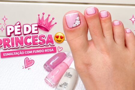 Pé de princesa com esmaltação rosa e francesinha delicada