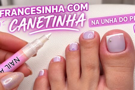 Francesinha com canetinha na unha do pé